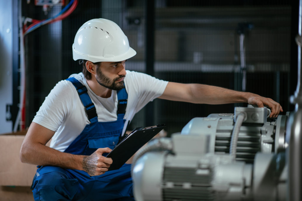 Pumpenservice Mitarbeiter überprüft Druck